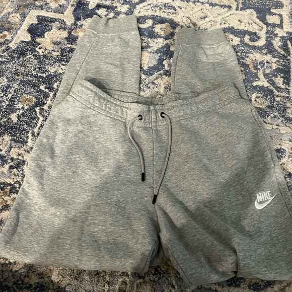 Nike women’s Gray Jogger Pants - Picture 2 of 7